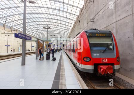 Köln, Deutschland - 3. August 2021: S-Bahn S-Bahn-Regionalbahn am Kölner Flughafen Bonn Bahnhof in Deutschland. Stockfoto