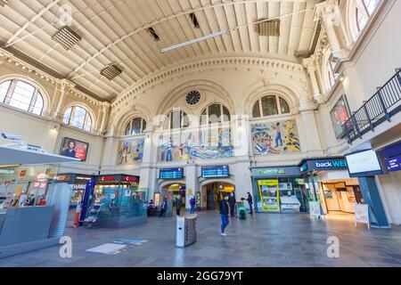 Bremen, Deutschland - 20. April 2021: Hauptbahnhof Bremen Hbf Deutsche Bahn DB in Deutschland. Stockfoto