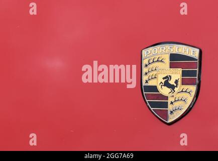 Ein Porsche-Abzeichen auf einer Motorhaube beim Stony Stratford Classic Car Festival, mit Copyspace. Stockfoto