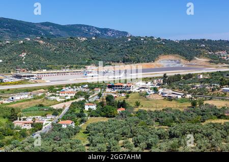 Skiathos, Griechenland - 6. Juni 2016: Überblick über den Flughafen Skiathos (JSI) in Griechenland. Stockfoto