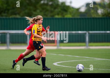 Ruth Fox (18 cambridge united) greift während der Eastern Region National League zwischen Harlow Town und Cambridge United in der Harlow Arena-Harlow-England an Stockfoto