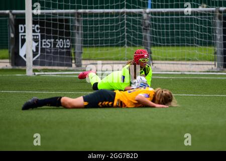 Zara Wichert (26 Harlow) rettet vor Ruth Fox (18 cambridge united) während der Eastern Region National League zwischen Harlow Town und Cambridge United in der Harlow Arena-Harlow-England Stockfoto