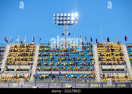 Cisz, Cisz, Spanien. August 2021. Fans von Cadiz CF beim La Liga Santader Spiel zwischen Cadiz CF und CA Osasuna in Nuevo Mirandilla in Cadiz, Spanien, am 29. August 2021. (Bild: © Jose Luis Contreras/DAX via ZUMA Press Wire) Stockfoto