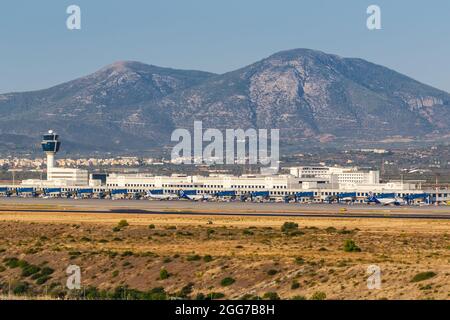 Athen, Griechenland - 22. September 2020: Airbus-Flugzeuge von Aegean Airlines am Flughafen Athen (ATH) in Griechenland. Stockfoto