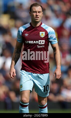 Turf Moor, Burnley, Lancashire, Großbritannien. August 2021. Premier League Football, Burnley versus Leeds United: Ashley Barnes of Burnley Credit: Action Plus Sports/Alamy Live News Stockfoto