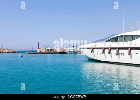 Ventimiglia, Italien - circa August 2021: yacht in Cala del Forte, an ist eine exquisite, brandneue, hochmoderne Marina in Ventimiglia, Italien, Stockfoto
