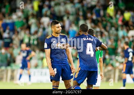 Sevilla, Spanien. August 2021. Carlos Henrique Casemiro (L) und David Alaba (R) während des Spiels von La Liga Santander 2021/2022 zwischen Real Betis und Real Madrid im Benito Villamarin Stadium in Sevilla. Endergebnis Real Betis 0:1 Real Madrid (Foto von Francis Gonzalez/SOPA Images/Sipa USA) Quelle: SIPA USA/Alamy Live News Stockfoto