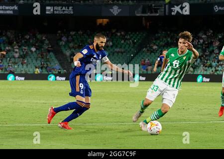 Sevilla, Spanien. August 2021. Karim Benzema (L) und Juan Miranda (R) während des Spiels von La Liga Santander 2021/2022 zwischen Real Betis und Real Madrid im Benito Villamarin Stadium in Sevilla. Endergebnis Real Betis 0:1 Real Madrid (Foto von Francis Gonzalez/SOPA Images/Sipa USA) Quelle: SIPA USA/Alamy Live News Stockfoto