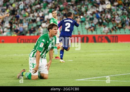 Sevilla, Spanien. August 2021. Juan Miranda gesehen während La Liga Santander 2021/2022 Spiel zwischen Real Betis und Real Madrid im Benito Villamarin Stadion, in Sevilla. Endergebnis Real Betis 0:1 Real Madrid (Foto von Francis Gonzalez/SOPA Images/Sipa USA) Quelle: SIPA USA/Alamy Live News Stockfoto