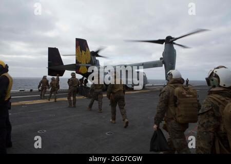 2100405-M-GJ479-108, USS IWO JIMA, Atlantic Ocean, 5. April 2021- U.S. Marineinfanteristen und Seeleute 24. Marine Expeditionary Unit (MEU) bereiten sich darauf vor, während einer unterwegs-Pflegeübung an Bord des amphibischen Sturmschiffs USS Iwo Jima (LHD 7) der Wasp-Klasse, 5. April 2021, an Bord eines MV-22B Fischadlers zu gehen. 24. MEU, die mit der Iwo Jima Amphibious Ready Group gestartet wurde, wird im Einsatzgebiet der Sechsten US-Flotte zur Unterstützung der nationalen Sicherheitsinteressen der USA in Europa und Afrika eingesetzt. (USA Foto des Marine Corps von Stabsfeldwebel Mark E Morrow Jr/veröffentlicht) Stockfoto