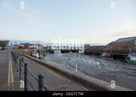 Fischtrawler bei Ebbe im Hafen von Maryport Stockfoto