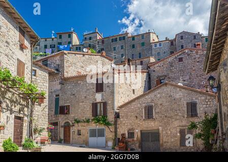 Italienische mittelalterliche Dorf Details, historischen Stein Platz, alte Stadt Steingebäude Architektur. Santa Fiora, Toskana, Italien. Stockfoto