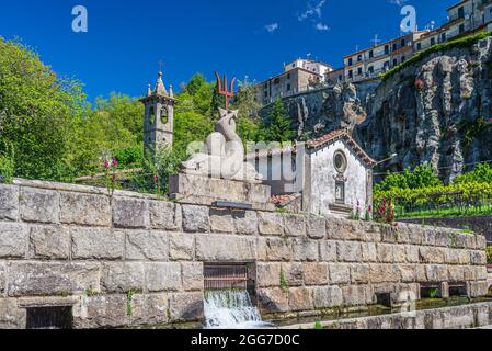 Italienische mittelalterliche Dorf Details, historische Steinkirche und Abtei, alte Stadt Steingebäude Architektur. Santa Fiora, Toskana, Italien. Stockfoto