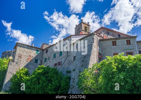 Italienische mittelalterliche Dorf Details, historische Steinkirche und Abtei, alte Stadt Steingebäude Architektur. Santa Fiora, Toskana, Italien. Stockfoto