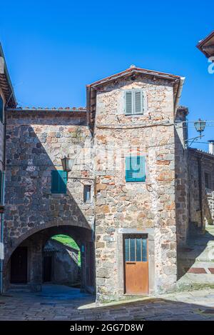 Italienische mittelalterliche Dorf Details, historischen Steinbogen, altes Tor, alte Stadt Steingebäude Architektur. Santa Fiora, Toskana, Italien. Stockfoto