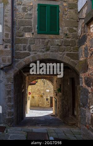 Italienische mittelalterliche Dorf Details, historischen Steinbogen, altes Tor, alte Stadt Steingebäude Architektur. Santa Fiora, Toskana, Italien. Stockfoto