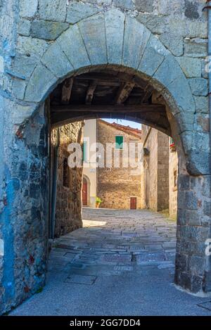 Italienische mittelalterliche Dorf Details, historischen Steinbogen, altes Tor, alte Stadt Steingebäude Architektur. Santa Fiora, Toskana, Italien. Stockfoto