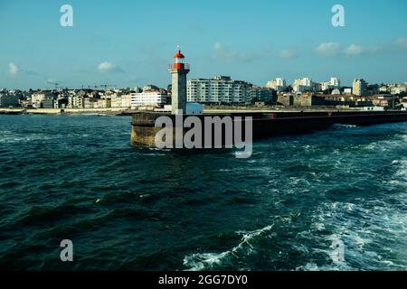 Blick auf den Leuchtturm Farolim de Felgueiras in Porto, Portugal. Stockfoto