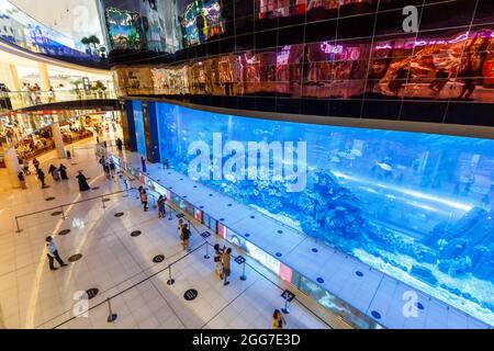 Dubai, Vereinigte Arabische Emirate - 27. Mai 2021: Dubai Mall Aquarium Luxury Shopping Centre in Dubai, Vereinigte Arabische Emirate. Stockfoto