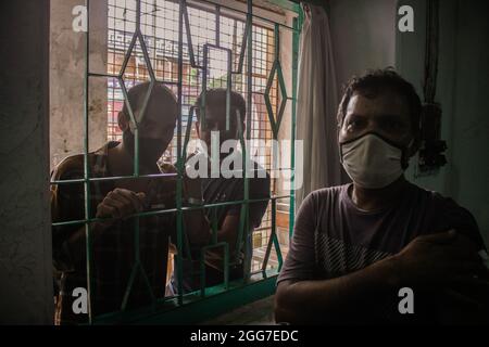 Barishal, Bangladesch. August 2021. Eine Person erhält während einer Impfkampagne eine Dosis Moderna-Impfstoff, um Infektionen durch Covid-19 im Allgemeinen Krankenhaus in Barishal zu reduzieren. Die Menschen zeigten Desinteresse für die Gabe von Sinopharm-Getising, da ein Mangel an Moderna 1. Dosen bestätigt wurde. Am 29. August 2021 in Barishal, Bangladesch. (Foto von MD Niamul Hossain Rifat / Eyepix Group) Quelle: Eyepix Group/Alamy Live News Stockfoto