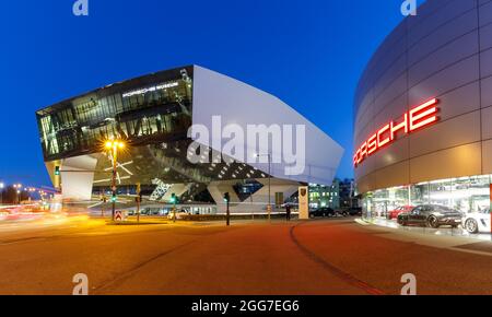 Stuttgart, 2. März 2021: Porsche Museum Zentrale Kunstarchitektur in Stuttgart, Deutschland. Stockfoto