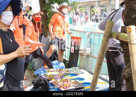 Tokio, Japan. August 2021. Tokio 2020, Paralympischer Triathlon, Rennen in Daiba, Tokio. Menschen jubeln. Tag 5 der Paralympics. Am 28. August 2021 in Tokio, Japan. (Foto von Kazuki Oishi/Sipa USA) Quelle: SIPA USA/Alamy Live News Stockfoto