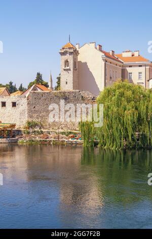 Blick auf die Altstadt von Trebinje und den Fluss Trebisnjica an sonnigen Sommertagen. Bosnien und Herzegowina, Republika Srpska Stockfoto