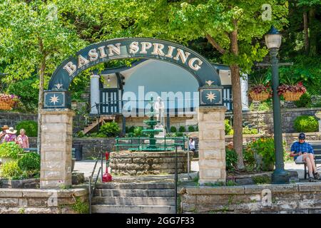 Eureka Springs, AR - 11. Juni 2021: Der Basin Spring Park in der Innenstadt ist der Ort einer Heilquelle, die den Ureinwohnern und frühen Pioniersiedlern bekannt ist Stockfoto