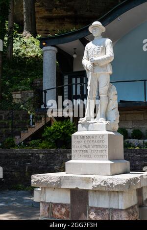 Eureka Springs, AR - 11. Juni 2021: Diese aus Marmor gefertigte doughboy-Statue im Basin Spring Park erinnert an die verstorbenen Veteranen des Wester aus dem Ersten Weltkrieg Stockfoto