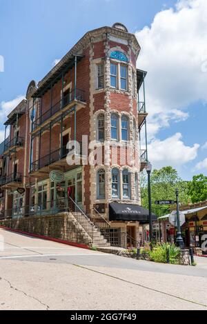 Eureka Springs, AR - 11. Juni 2021: Das Flatiron-Gebäude in den Spring and Center Streets ist der zweite Ersatz eines Originals aus dem Jahr 1880. Dieses Build Stockfoto