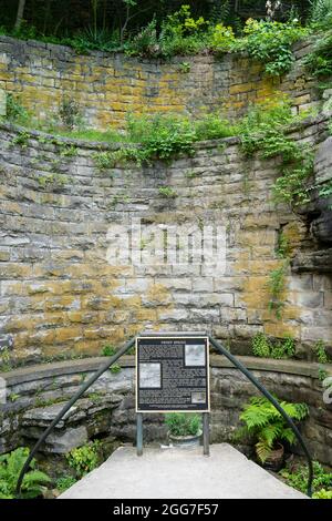 Eureka Springs, AR - 11. Juni 2021: Sweet Spring, 1886 für den öffentlichen Gebrauch konserviert, hat eine kreisförmige Kalksteinwand, die von der Waldrip-Brühe gebaut wurde Stockfoto