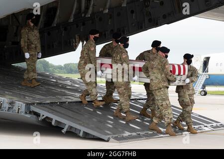 Dover Air Force Base, Delaware, USA. August 2021. Ein US Army Carry Team übergibt die Überreste des Army Staff Sgt. Ryan C. Knauss aus Corryton, Tennessee, 29. August 2021 auf der Dover Air Force Base, Delaware. Knauss wurde dem 9. PSYOP-Bataillon, der 8. PSYOP-Gruppe, Ft. Bragg, North Carolina. (USA Air Force Foto von Jason Minto) Quelle: Jeremy Hogan/Alamy Live News Quelle: Jeremy Hogan/Alamy Live News Stockfoto