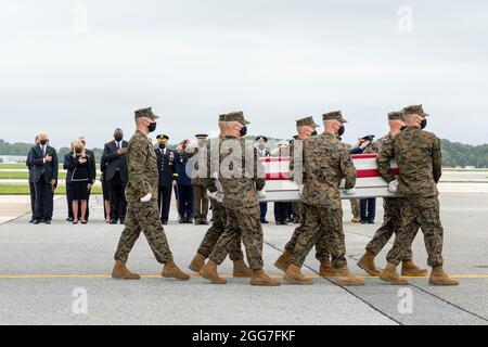 Dover Air Force Base, Delaware, USA. August 2021. Ein U.S. Marine Corps Carry Team überträgt die Überreste des Marine Corps Staff Sgt. Darin T. Hoover aus Salt Lake, Utah, 29. August 2021 auf dem Dover Air Force Base, Delaware. Hoover wurde dem 2. Bataillon, dem 1. Marine-Regiment, der 1. Marine-Division, der I Marine Expeditionary Force, Camp Pendleton, Kalifornien, zugewiesen. (USA Air Force Foto von Jason Minto) Quelle: Jeremy Hogan/Alamy Live News Quelle: Jeremy Hogan/Alamy Live News Stockfoto