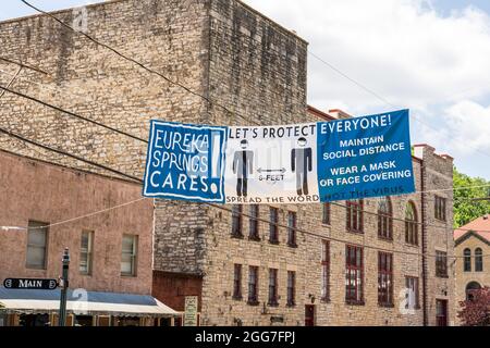 Eureka Springs, AR - 11. Juni 2021: Eureka Springs Cares Banner über der Straße in der Innenstadt sagt: 'Lasst uns alle schützen!' Und "verbreiten Sie das Wort - nicht die Stockfoto