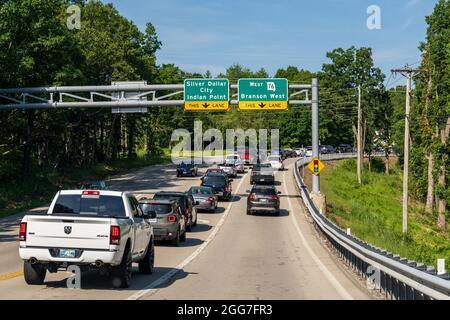 Branson, MO - 12. Juni 2021: Der Verkehr steht vor dem Eingang zum Freizeitpark Silver Dollar City. Stockfoto