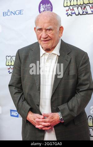 Hollywood, USA. März 2012. Ed Asner. 29. März 2012, Hollywood, Kalifornien. Premiere von „Margarine Wars“ in Los Angeles im ArcLight Cinemas Hollywood. Foto: Giulio Marcocchi/Sipa USA. Quelle: SIPA USA/Alamy Live News Stockfoto