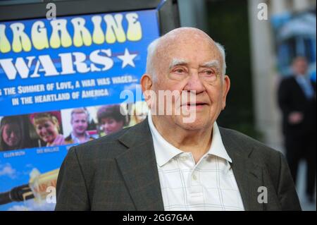 Hollywood, USA. März 2012. Ed Asner. 29. März 2012, Hollywood, Kalifornien. Premiere von „Margarine Wars“ in Los Angeles im ArcLight Cinemas Hollywood. Foto: Giulio Marcocchi/Sipa USA. Quelle: SIPA USA/Alamy Live News Stockfoto