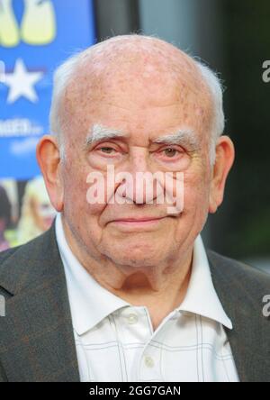 Hollywood, USA. März 2012. Ed Asner. 29. März 2012, Hollywood, Kalifornien. Premiere von „Margarine Wars“ in Los Angeles im ArcLight Cinemas Hollywood. Foto: Giulio Marcocchi/Sipa USA. Quelle: SIPA USA/Alamy Live News Stockfoto