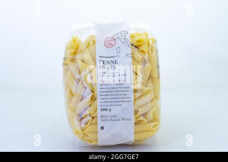 Johannesburg, Südafrika - Woolworths Food Penne Pasta isoliert auf einem klaren Hintergrund, Stockfoto