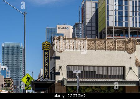 Phoenix, AZ - 20. März 2021: Die State Forty Eight Brewery DTPHX befindet sich im Kunst- und Unterhaltungsviertel des historischen Welnick Arcade Market und lief Stockfoto