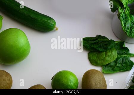 Verschiedene grüne Gemüse und Früchte isoliert auf weißem Hintergrund, Draufsicht, flaches Layout. Konzept der gesunden Ernährung Hintergrund. Gemüsegarten Stockfoto