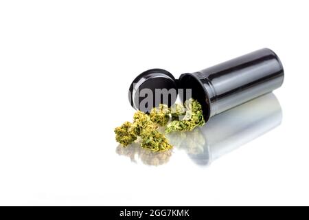 Behälter mit medizinischen Marihuana-Blütenknospen isoliert auf weiß Stockfoto