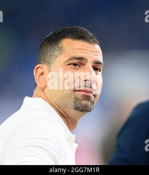 Gelsenkirchen, Deutschland. 29. Aug, 2021. Trainer Diwidrios GRAMMOZIS (GE) Fußball 2. Bundesliga, 5. Spieltag, FC Schalke 04 (GE) - Fortuna Düsseldorf (D), am 08/28/2021 in Gelsenkirchen/Deutschland. Die DFL-Bestimmungen von #verbieten die Verwendung von Fotos als Bildsequenzen und/oder quasi-Video # Â Credit: dpa/Alamy Live News Stockfoto