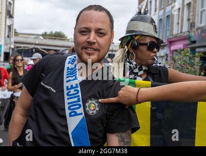 London, Großbritannien. August 2021. Ein Pop-up-Party-Fest in Notiing Hill an dem, was eigentlich das Karnevalswochenende gewesen sein sollte. Menschen mit sehr guter Laune genießen die Bankfeiertage. Der Notting Hill Carnival wurde aufgrund von Covid 19 zum zweiten Mal in Folge abgesagt. Kredit: Mark Thomas/Alamy Live Nachrichten Stockfoto