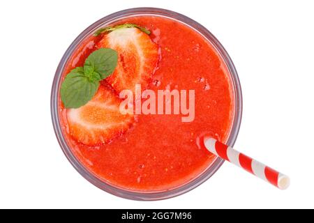 Erdbeer-Smoothie-Fruchtsaftgetränk in einem Glas, das von oben auf einem weißen Hintergrund isoliert ist Stockfoto