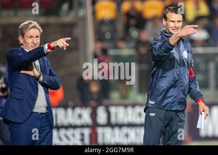 Essevees Cheftrainer Francky Dury und Essevees Assistenztrainer Davy De Fauw im Bild bei einem Fußballspiel zwischen KV Oostende und SV Zulte Waregem, S Stockfoto