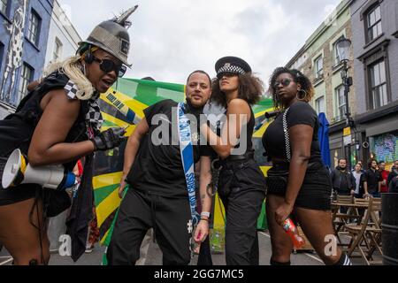 London, Großbritannien. August 2021. Ein Pop-up-Party-Fest in Notiing Hill an dem, was eigentlich das Karnevalswochenende gewesen sein sollte. Menschen mit sehr guter Laune genießen die Bankfeiertage. Der Notting Hill Carnival wurde aufgrund von Covid 19 zum zweiten Mal in Folge abgesagt. Kredit: Mark Thomas/Alamy Live Nachrichten Stockfoto