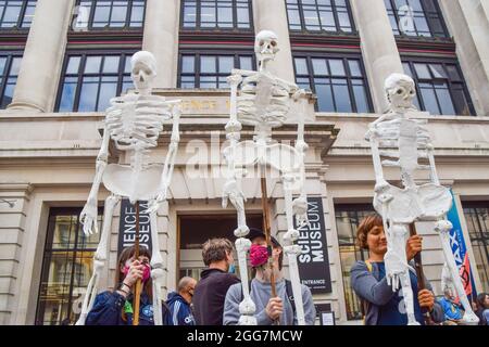 London, Großbritannien. August 2021. Demonstranten halten Skelettmodelle während der Demonstration vor dem Wissenschaftsmuseum. Aktivisten versammelten sich vor dem Museum in South Kensington, um gegen die Unterstützung von Shell für die Ausstellung zum Klimawandel unseres Zukunftsplaneten und im Rahmen der zweiwöchigen Kampagne „Impossible Rebellion“ von Extinction Rebellion zu protestieren. (Foto: Vuk Valcic/SOPA Images/Sipa USA) Quelle: SIPA USA/Alamy Live News Stockfoto