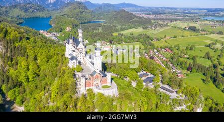 Schloss Neuschwanstein Schloss Luftbild Architektur Alpenlandschaft Bayern Deutschland Reise Panoramablick von oben Stockfoto