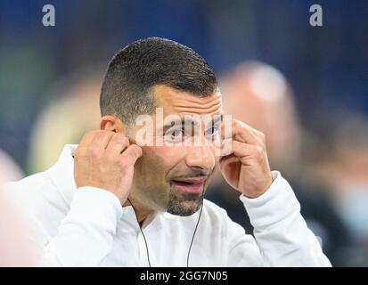 Gelsenkirchen, Deutschland. 29. Aug, 2021. Trainer Diwidrios GRAMMOZIS (GE) Fußball 2. Bundesliga, 5. Spieltag, FC Schalke 04 (GE) - Fortuna Düsseldorf (D), am 08/28/2021 in Gelsenkirchen/Deutschland. Die DFL-Bestimmungen von #verbieten die Verwendung von Fotos als Bildsequenzen und/oder quasi-Video # Â Credit: dpa/Alamy Live News Stockfoto